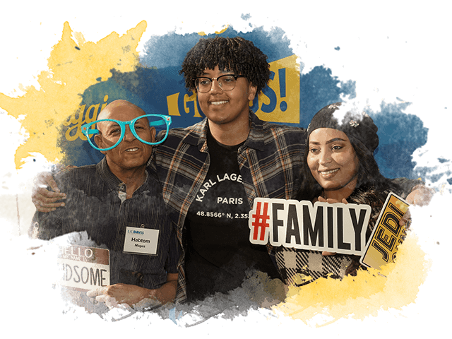 A student stands with their family to pose for a picture at UC Davis Welcome